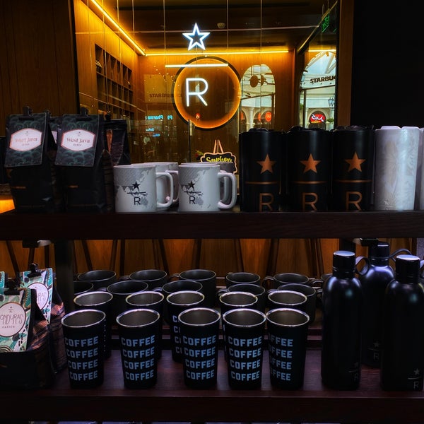 Photo taken at Starbucks by 𝙈𝘼 ♎️ on 8/11/2023