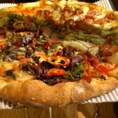 Foto tirada no(a) Howie&#39;s Artisan Pizza por Nilesh P. em 12/9/2012