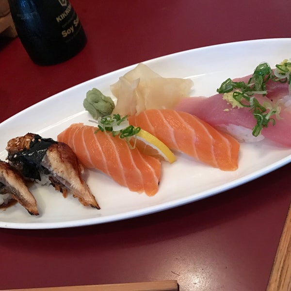 Das Foto wurde bei Sushi Zone von Gene X. am 2/16/2017 aufgenommen