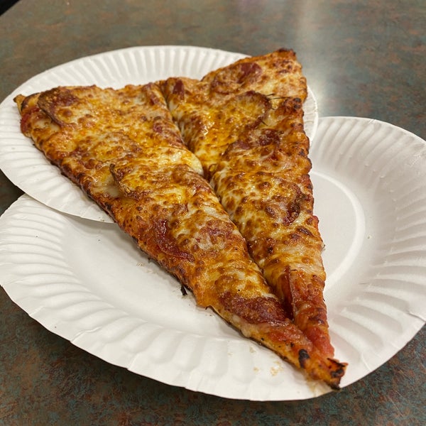 Снимок сделан в Pizza Zone &#39;N&#39; Grill пользователем Gene X. 3/14/2020