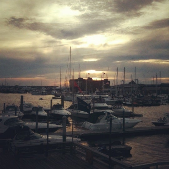 Снимок сделан в The Newport Harbor Hotel and Marina пользователем Tim W. 6/25/2012