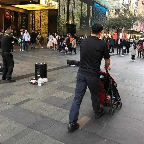 รูปภาพถ่ายที่ Pitt Street Mall โดย miss wang W. เมื่อ 5/26/2019