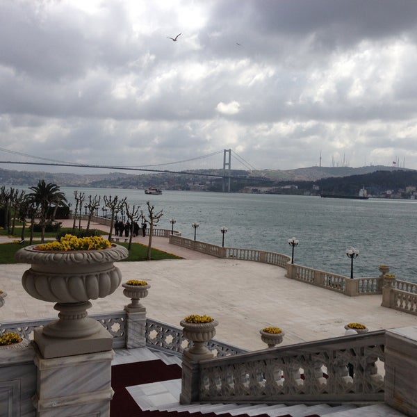 Das Foto wurde bei Çırağan Palace Kempinski Istanbul von Ceyla S. T. am 4/17/2013 aufgenommen