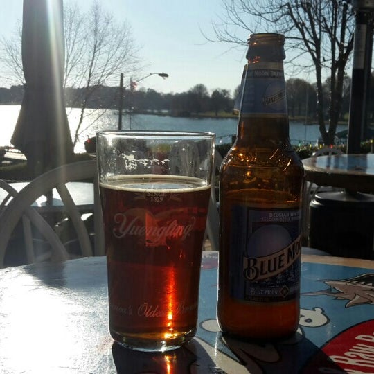 Foto scattata a Eddie&#39;s on Lake Norman da Paulina G. il 12/9/2015