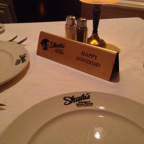รูปภาพถ่ายที่ Shula&#39;s Steak House โดย Christopher K. เมื่อ 3/1/2014