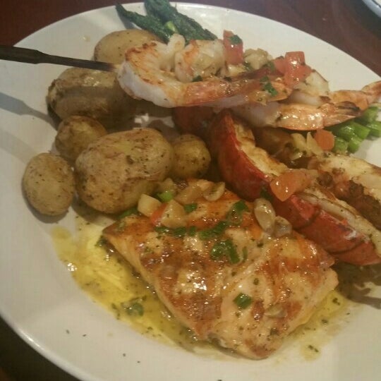 Photo taken at Red Lobster by Rosmery M. on 11/9/2015