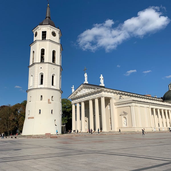 Foto scattata a Vilniaus arkikatedra ir Šv. Kazimiero koplyčia | Cathedral of St Stanislaus and St Vladislav and Chapel of St Casimir da Omar A. il 9/24/2019