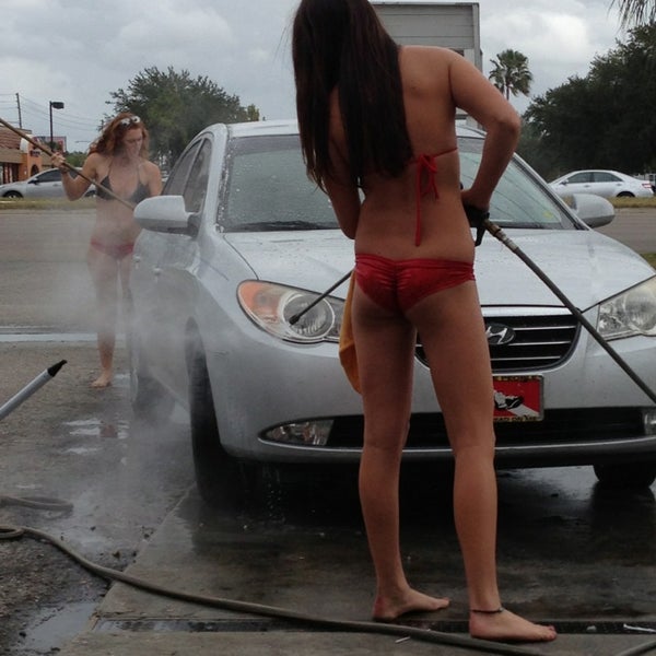 Снимок сделан в BAYWASH Bikini Car Wash пользователем Ed E. 2/25/2013.