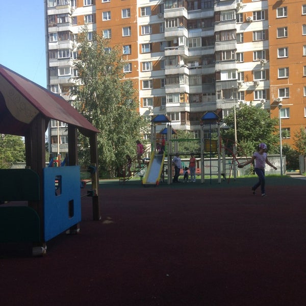 Двор мечты эстетика. Дворик 15. Дворик 15. Площадки в 15 доме. Двор минимализм.