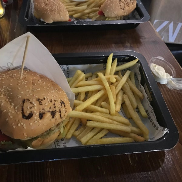 Foto tirada no(a) Ottobros Burger &amp; Cafe por mehmet d. em 7/26/2020