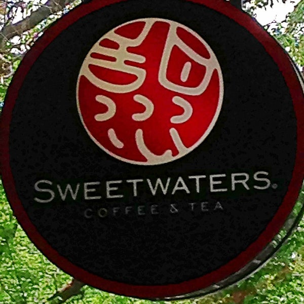 Das Foto wurde bei Sweetwaters Coffee &amp; Tea Plymouth Green von Stephan I. am 8/17/2013 aufgenommen