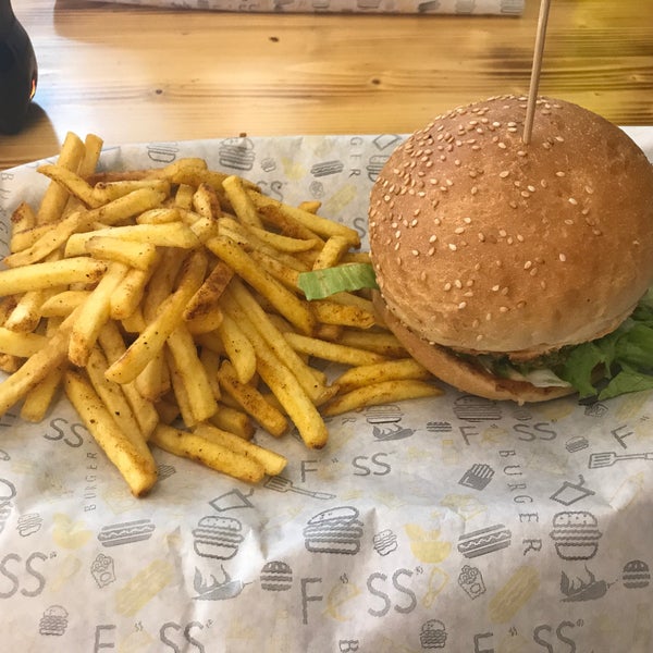 9/18/2017에 Waterlily 7.님이 Fess Burger에서 찍은 사진