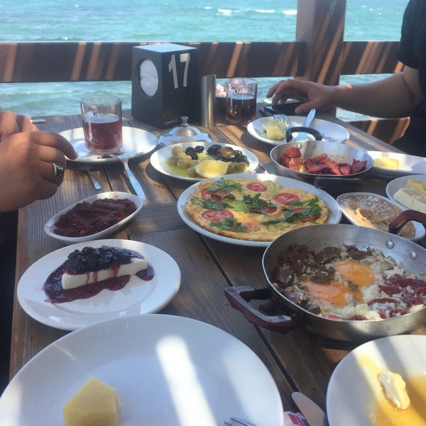 Foto diambil di Altınoluk Kahvaltı &amp; Restaurant oleh Muharrem U. pada 7/6/2019