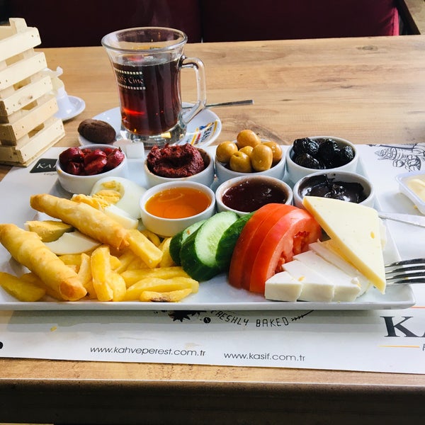Photo taken at Kaşif Cafe / heykel by Fatih Y. on 2/4/2023