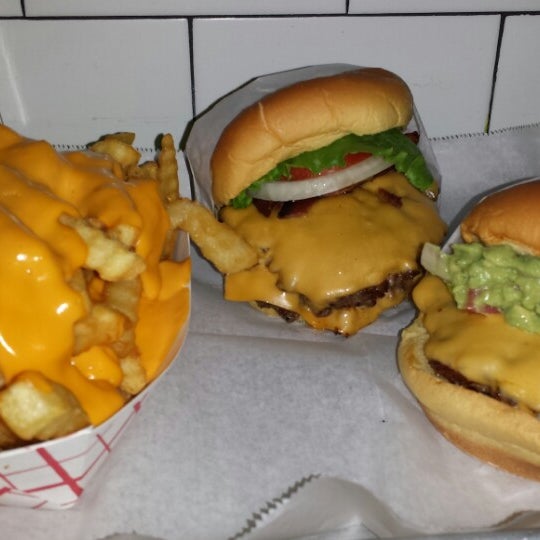 รูปภาพถ่ายที่ Milk Burger โดย Lisa M. เมื่อ 11/22/2014