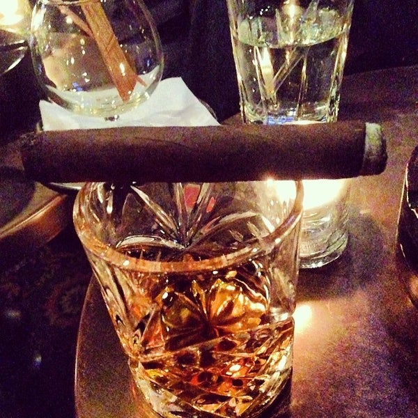 รูปภาพถ่ายที่ Merchants Cigar Bar โดย Lance B. เมื่อ 2/24/2014
