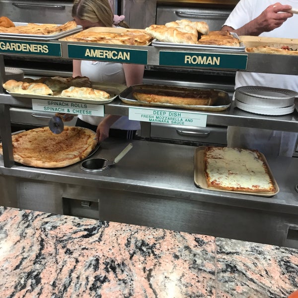รูปภาพถ่ายที่ Posa Posa Restaurant &amp; Pizzeria โดย Marianna A. เมื่อ 5/29/2019