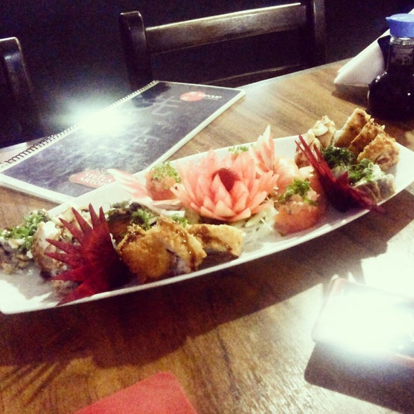 รูปภาพถ่ายที่ Sensei Lounge Sushi โดย Nathália G. เมื่อ 6/13/2014