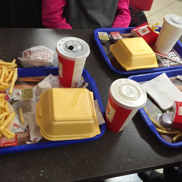 รูปภาพถ่ายที่ Burger King โดย Elif G. เมื่อ 10/30/2015