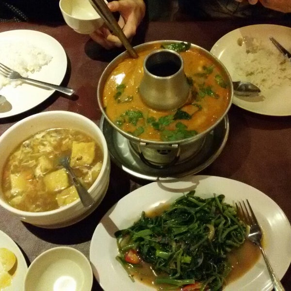 Photo taken at Chokdee Thai Cuisine by HWennnnnn on 2/26/2015