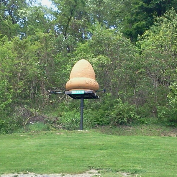 Снимок сделан в Kecksburg UFO Statue пользователем John W. 5/24/2014.