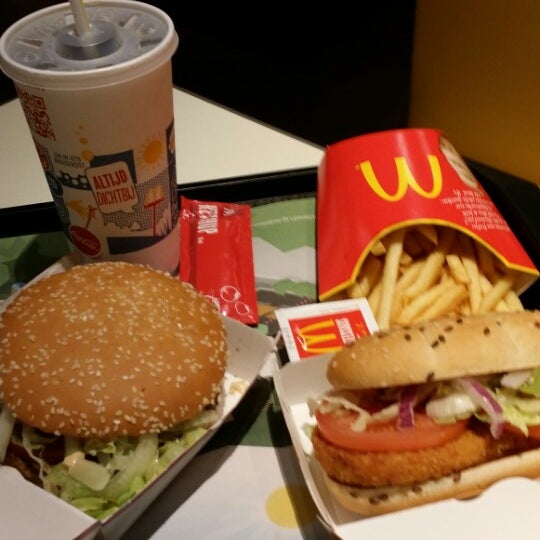 รูปภาพถ่ายที่ McDonald&#39;s โดย Abdullah M. เมื่อ 8/25/2014