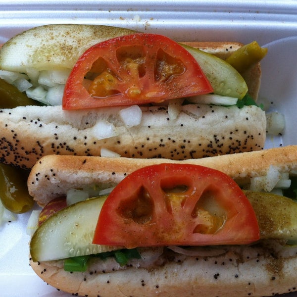 Foto diambil di Mike&#39;s Chicago Hot Dogs oleh DJ G. pada 1/1/2013
