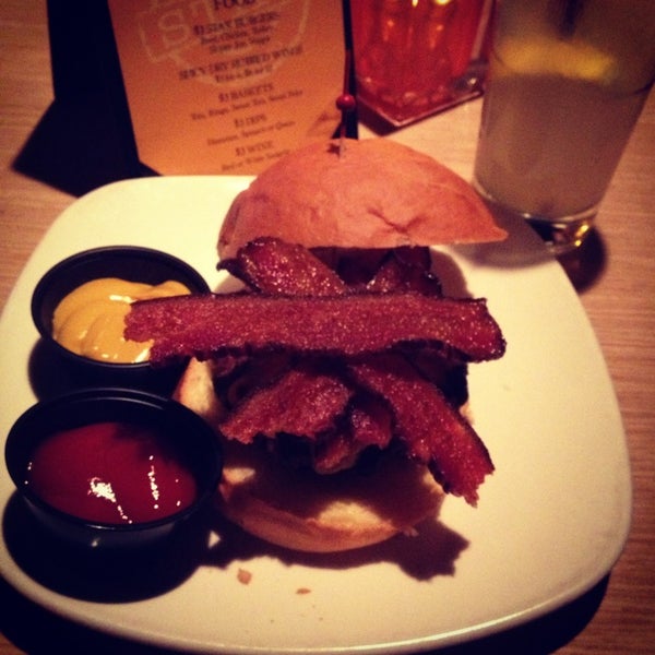 1/25/2013にAdrian F.がStax Burger Bistroで撮った写真