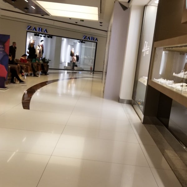 Foto diambil di Shopping Mueller oleh Henrique C. pada 6/9/2018