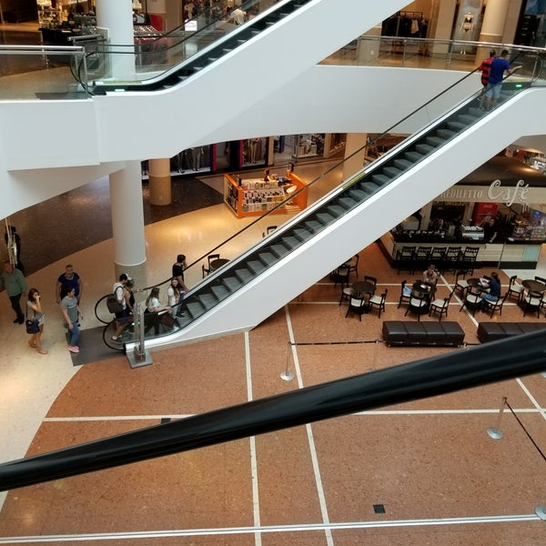 รูปภาพถ่ายที่ Shopping Palladium โดย Henrique C. เมื่อ 3/17/2018