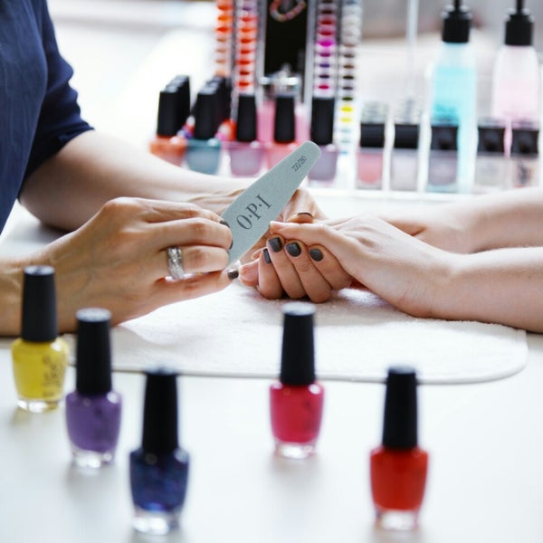 how much do nail technicians make in canada