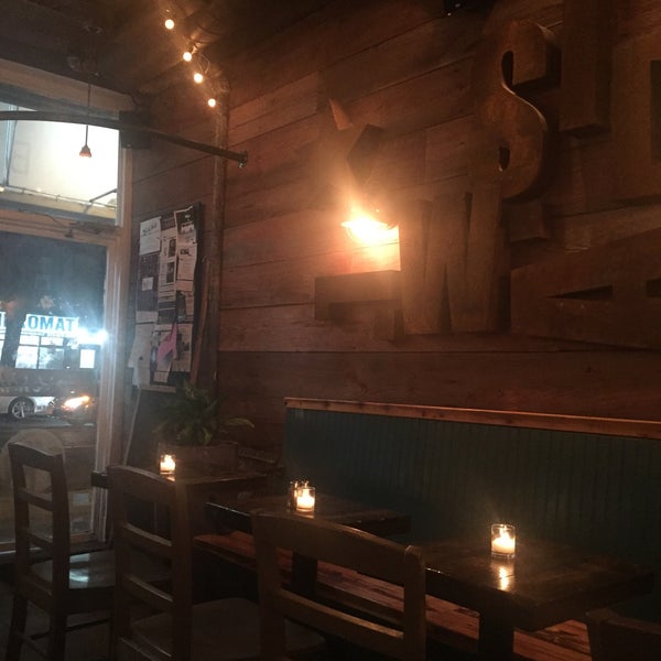 รูปภาพถ่ายที่ Sidewalk Bar &amp; Restaurant โดย Louise A. เมื่อ 9/7/2016
