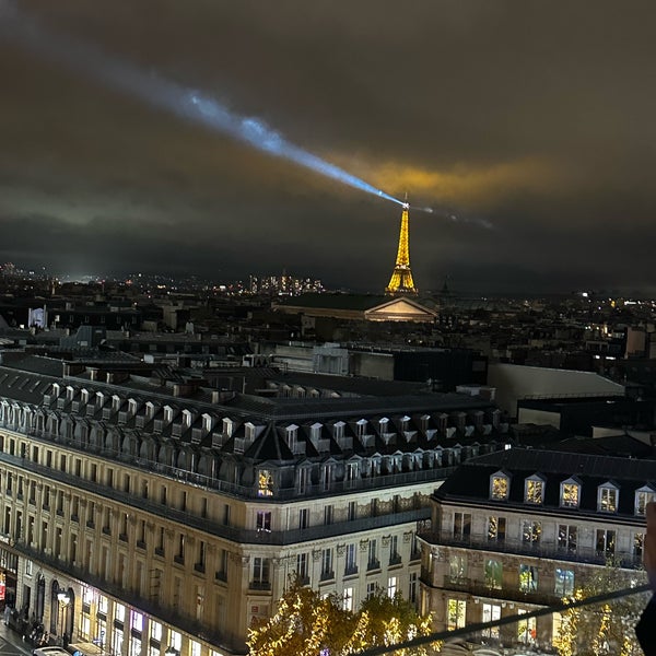 Foto diambil di Terrasse des Galeries Lafayette oleh ELH@M F. pada 11/18/2023