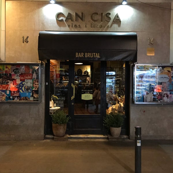 รูปภาพถ่ายที่ Can Cisa / Bar Brutal โดย Chester H. เมื่อ 5/9/2019
