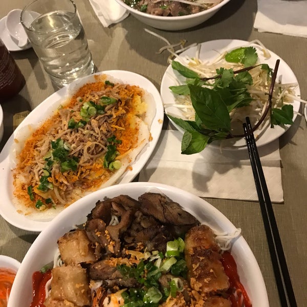 Foto diambil di Golden Deli Vietnamese Restaurant oleh Chester H. pada 1/12/2019