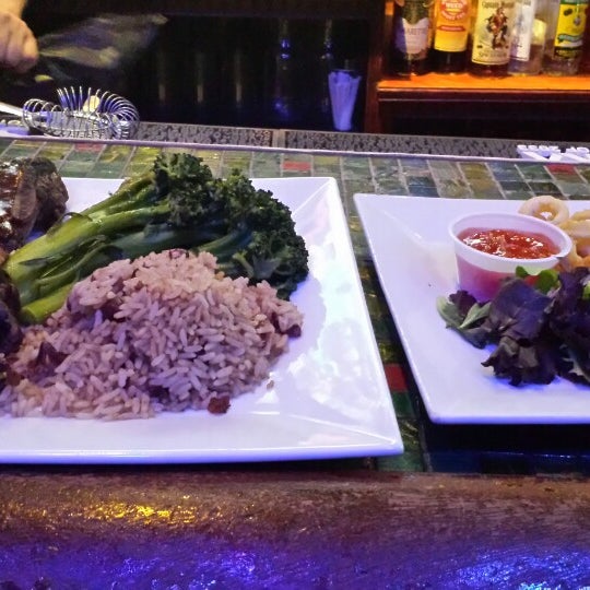 4/27/2014 tarihinde Rob C.ziyaretçi tarafından Reef Caribbean Restaurant And Lounge'de çekilen fotoğraf