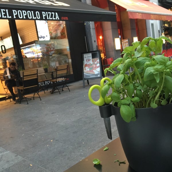 รูปภาพถ่ายที่ Del Popolo Pizza โดย Ian M. เมื่อ 9/20/2016