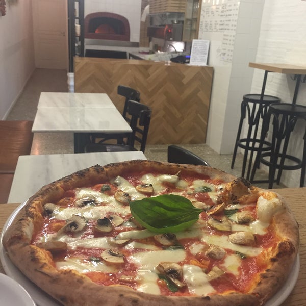Das Foto wurde bei &quot;Pizza Please&quot; von D T. am 9/8/2015 aufgenommen