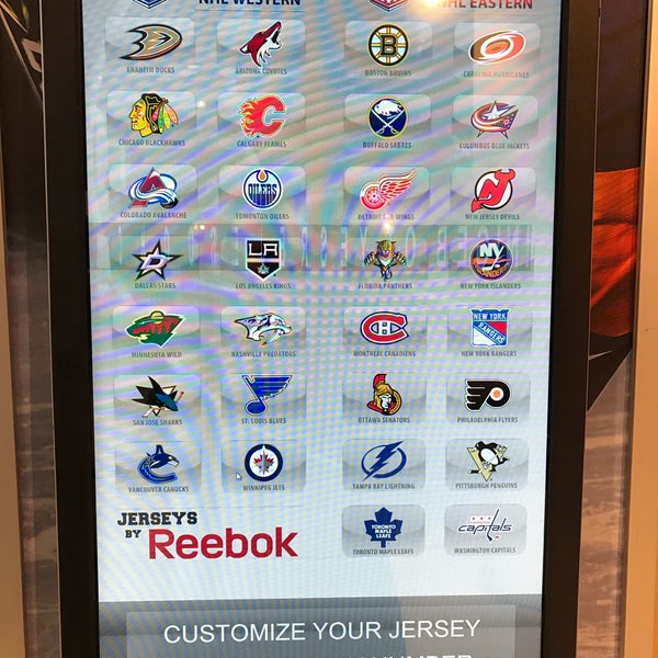 Das Foto wurde bei NHL Store NYC von Наталья Я. am 1/12/2017 aufgenommen