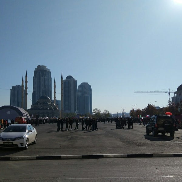 м. сквер ахмата кадырова в грозном. площадь кадырова. грозный, республика чечня. площадь ахмата кадырова.