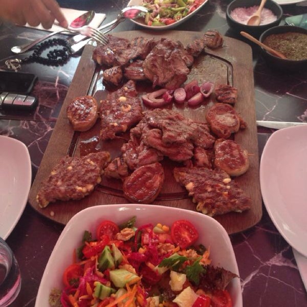 รูปภาพถ่ายที่ zeybe restaurant โดย Burak C. เมื่อ 6/28/2014