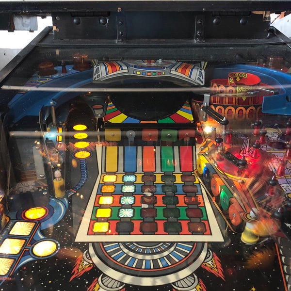 รูปภาพถ่ายที่ Silverball Retro Arcade โดย Don P. เมื่อ 9/3/2018