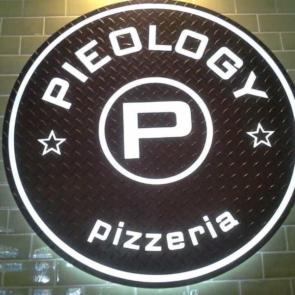 Снимок сделан в Pieology Pizzeria пользователем Mystery M. 9/21/2014