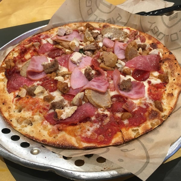 12/16/2018에 Mystery M.님이 Pieology Pizzeria에서 찍은 사진