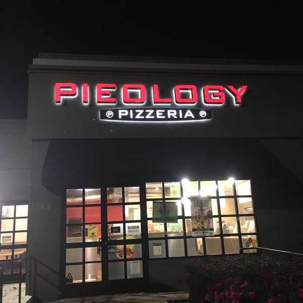 11/10/2021에 Mystery M.님이 Pieology Pizzeria에서 찍은 사진