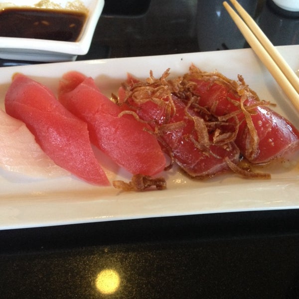 Foto tomada en Awesome Sushi  por Kristie W. el 4/26/2014