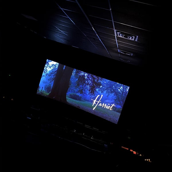 Reading Cinemas Cal Oaks 17 Movie Theater