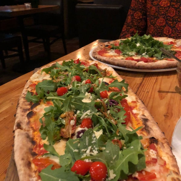 Foto tirada no(a) Pizzeria Defina por AFI em 6/17/2018