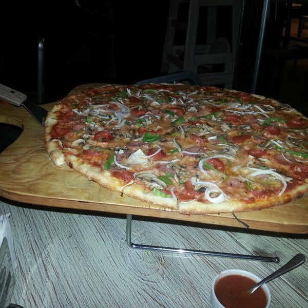 รูปภาพถ่ายที่ Flippin&#39; Pizza โดย Raul M. เมื่อ 5/2/2014