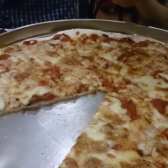 Das Foto wurde bei Vinny&#39;s Pizzeria von Yehia E. am 7/26/2014 aufgenommen